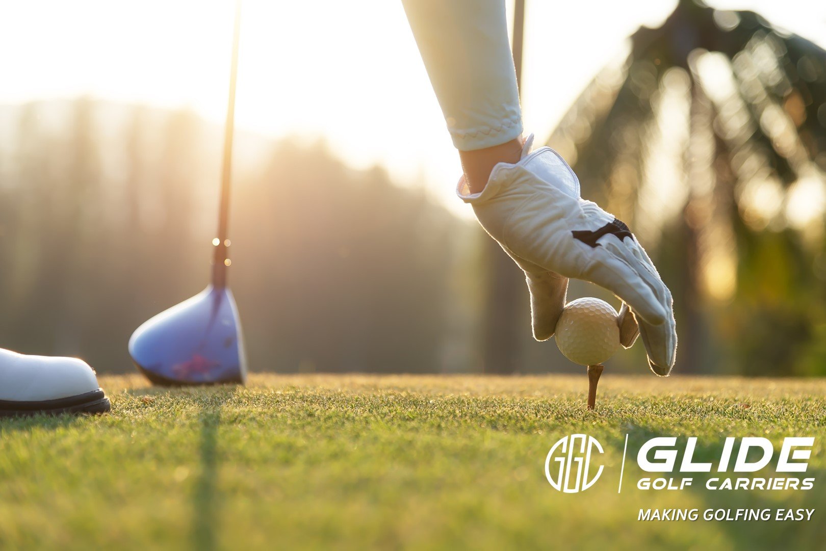Golfare som lägger upp bollen på tee
